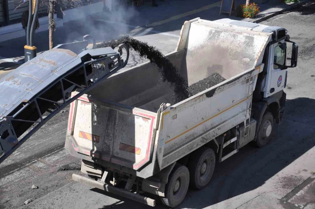 Kars’ta kar yağmadan asfalt seferberliği: Kazımpaşa Caddesi’nde söküm başladı(Kars-iha)
