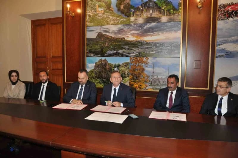Kars’ta tarihi Mazlum Ağa Hamamı’nın dış cephesi ve çevresi, restorasyon öncesi görünüm