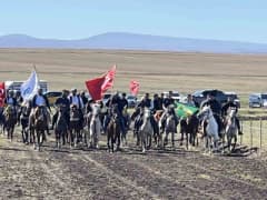 Kars Meydancık köyünde düzenlenen Geleneksel Rahvan At Yarışları sırasında yarışan rahvan atlar ve izleyiciler