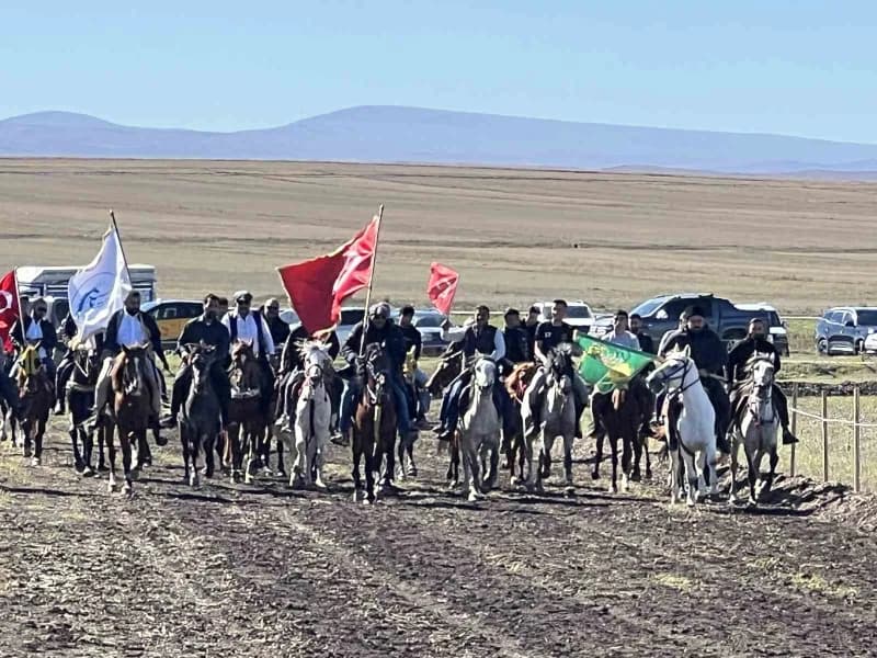 Kars Meydancık köyünde düzenlenen Geleneksel Rahvan At Yarışları sırasında yarışan rahvan atlar ve izleyiciler