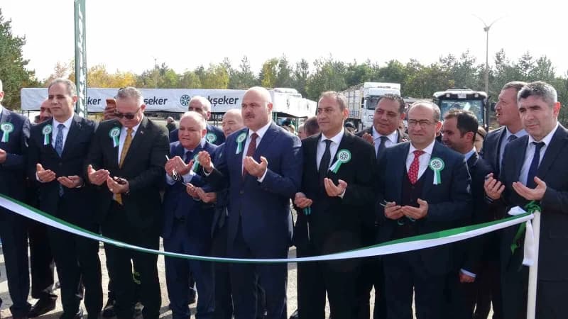 Fabrika sahasındaki programa Şeker Fabrikası Müdürü Feridun Çoban, AK Parti Kars İl Başkanı Adem Çalkın, daire ve kurum