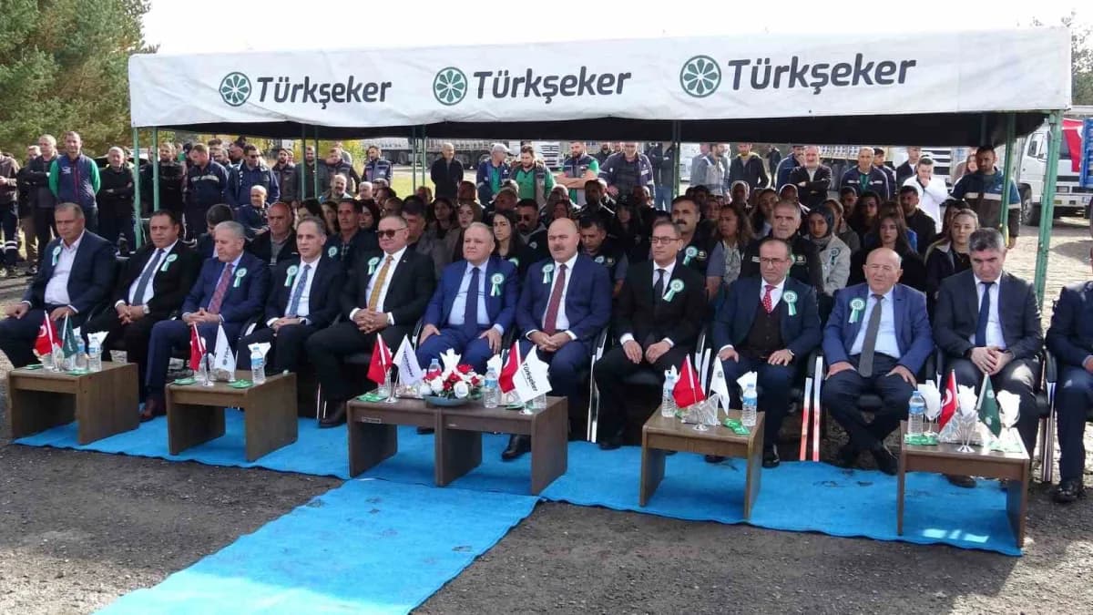 Fabrika sahasındaki programa Şeker Fabrikası Müdürü Feridun Çoban, AK Parti Kars İl Başkanı Adem Çalkın, daire ve kurum