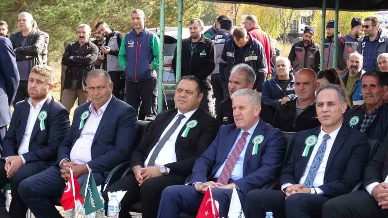 Fabrika sahasındaki programa Şeker Fabrikası Müdürü Feridun Çoban, AK Parti Kars İl Başkanı Adem Çalkın, daire ve kurum