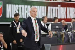 Karşıyaka Basketbol takımı, Fenerbahçe maçında sahada mücadele ederken