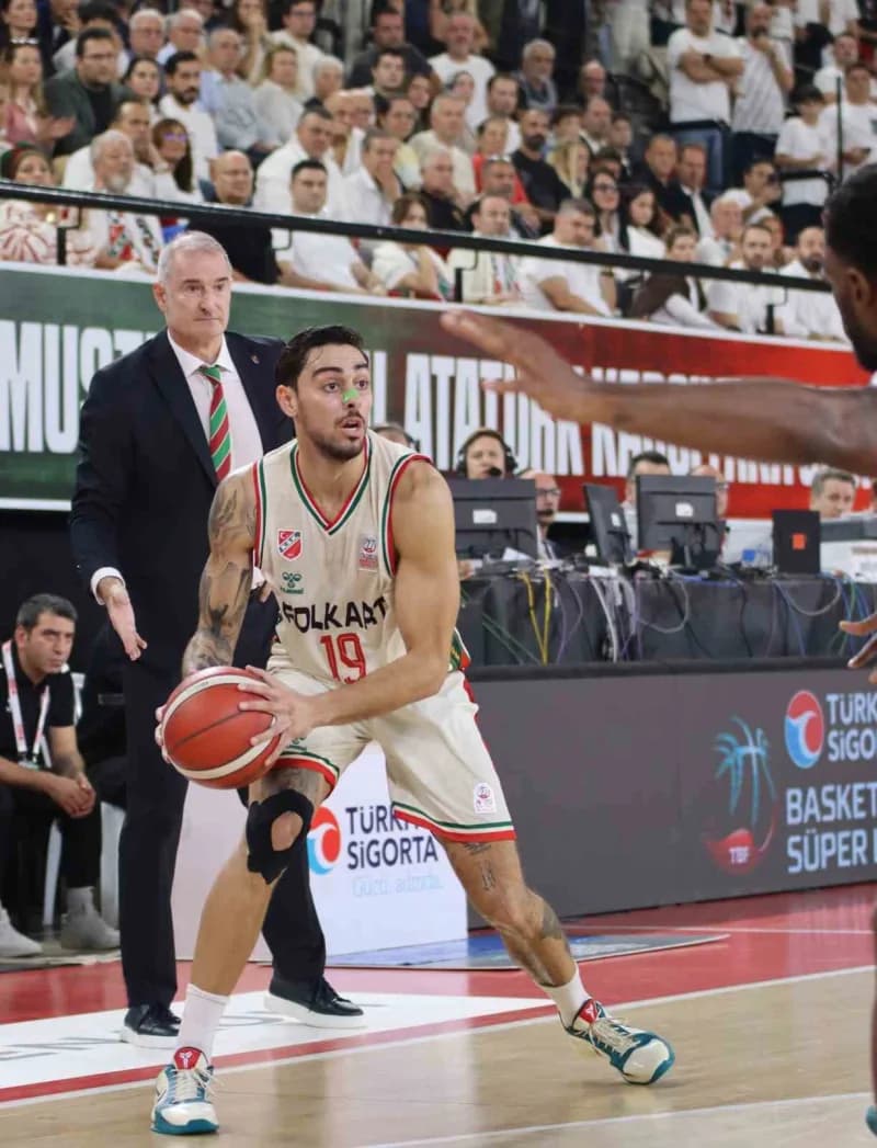 Karşıyaka, Fenerbahçe’ye 97-72 mağlup olarak bu sezon Basketbol Süper Ligi’ndeki ilk iç saha yenilgi