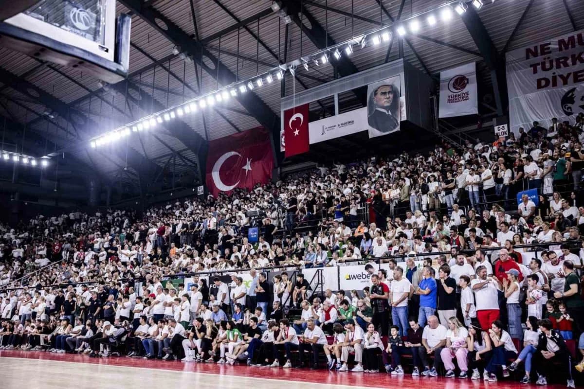 Karşıyaka-Fenerbahçe maçında taraftarlar