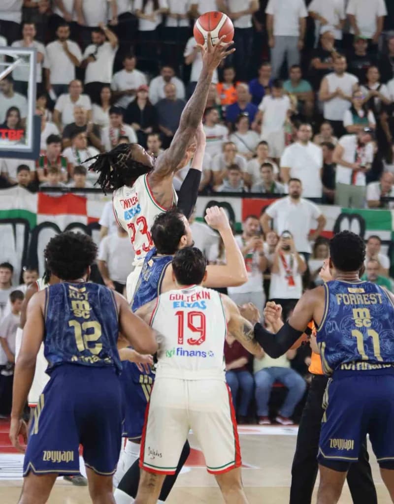 Basketbol Süper Ligi ekiplerinden Karşıyaka, yeni sezona büyük ölçüde yenilenen kadrosuyla başladı.