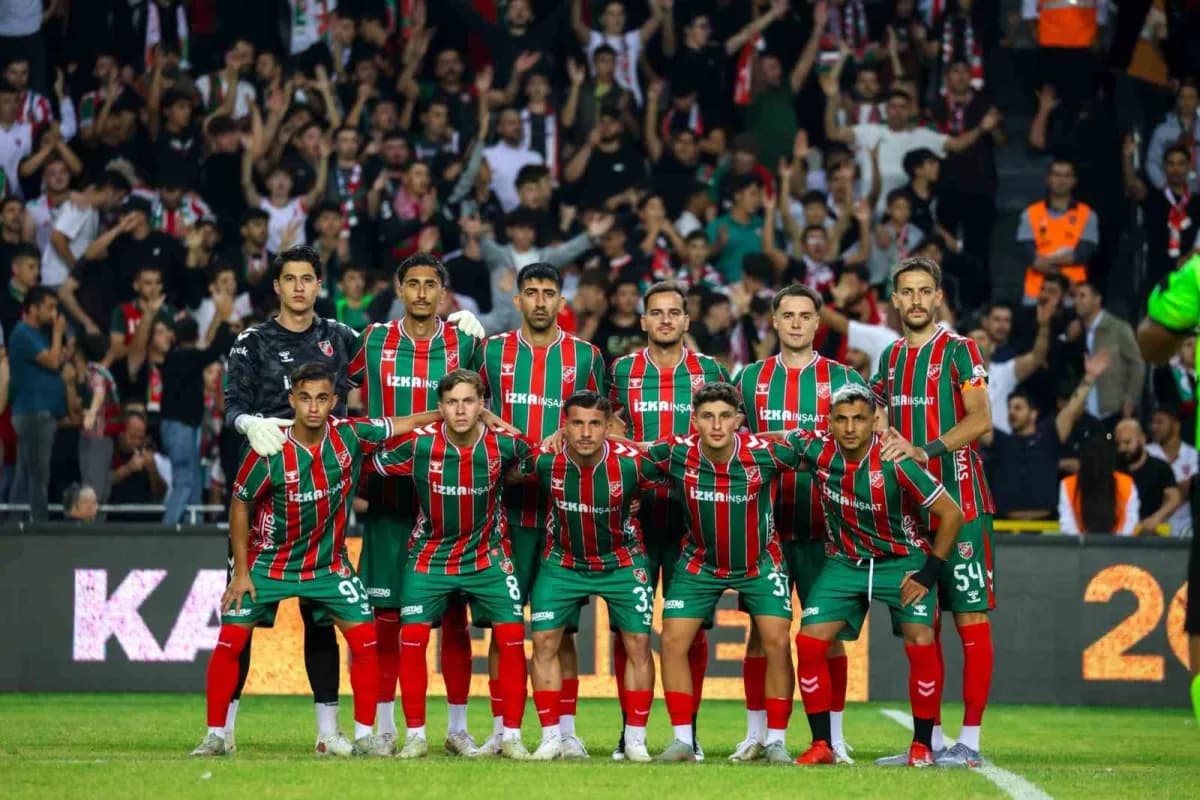Karşıyaka futbol takımı oyuncuları Alsancak Stadyumu'nda Eskişehir Anadolu maçında mücadele ediyor