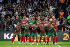 Karşıyaka futbol takımı oyuncuları Alsancak Stadyumu'nda Eskişehir Anadolu maçında mücadele ediyor