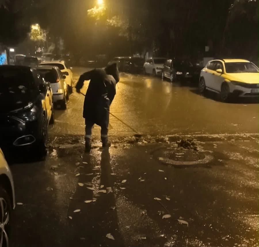 Muhtemel olumsuzluklara karşı teyakkuz halinde olan ekipler; su baskınlarından mazgal tıkanıklıklarına, devrilen ağaç ve