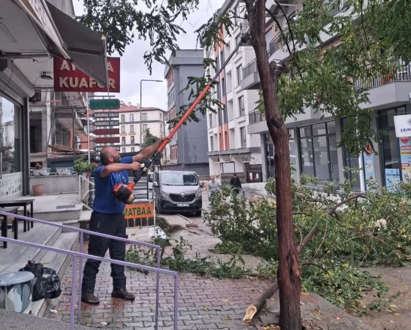İstanbul genelinde ve Kartal’da etkili olan Şiddetli yağış ve fırtınaya karşı Kartal Belediyesi ekipleri ilçe genelinde