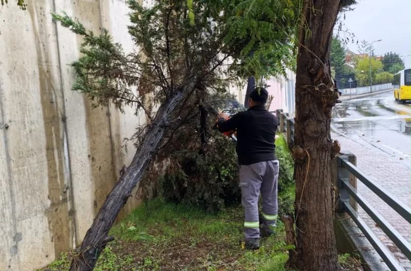 Kartal Belediyesi ekipleri şiddetli yağış ve fırtına sonrası cadde ve sokaklarda temizlik ve tahliye çalışması yapıyor