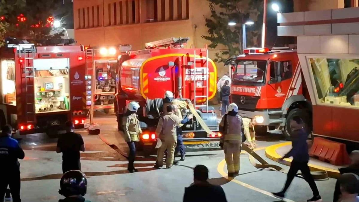 İSTANBUL Kartal’da bulunan Koşuyolu Yüksek İhtisas Eğitim ve Araştırma Hastanesi’nin çatısında çıkan yangın, itfaiye eki