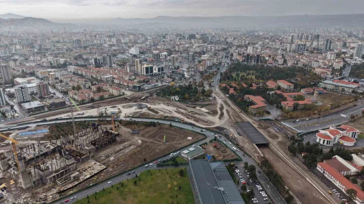 Kayseri Büyükşehir Belediye Başkanı Memduh Büyükkılıç Kartal Katlı Kavşağı şantiye alanında inceleme