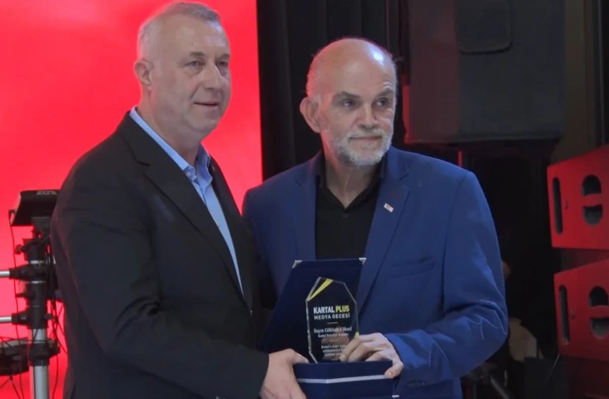 Kartal Plus Gecesi etkinliğinde protokol üyeleri ve davetliler toplu fotoğraf çekiminde