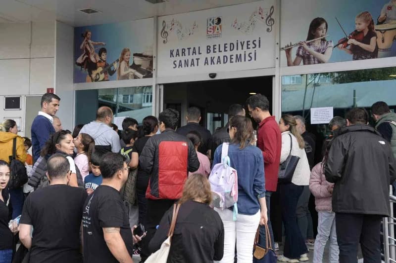 Piyano, gitar, keman ve farklı enstrüman branşlarında gerçekleştirilen sınavlarda adaylar, akademide