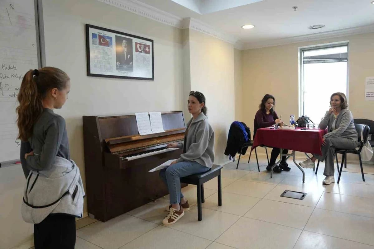 Kartal Belediyesi Sanat Akademisi’nde müzik yetenek sınavına katılan çocuklar performans sergiliyor