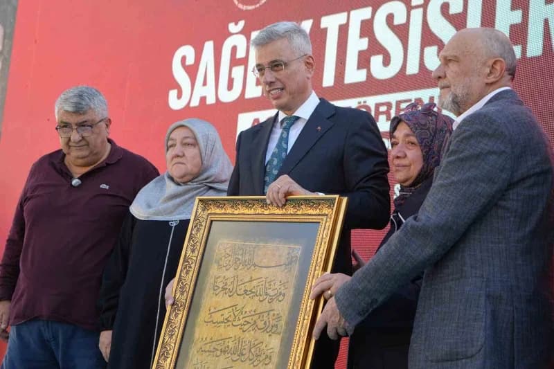 Bakan memişoğluna hediye tablo takdim edildi.