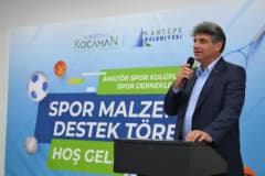 Kartepe’de amatör spor kulüplerine destek töreninde konuşan Belediye Başkanı Mustafa Kocaman ve spor camiası temsilciler