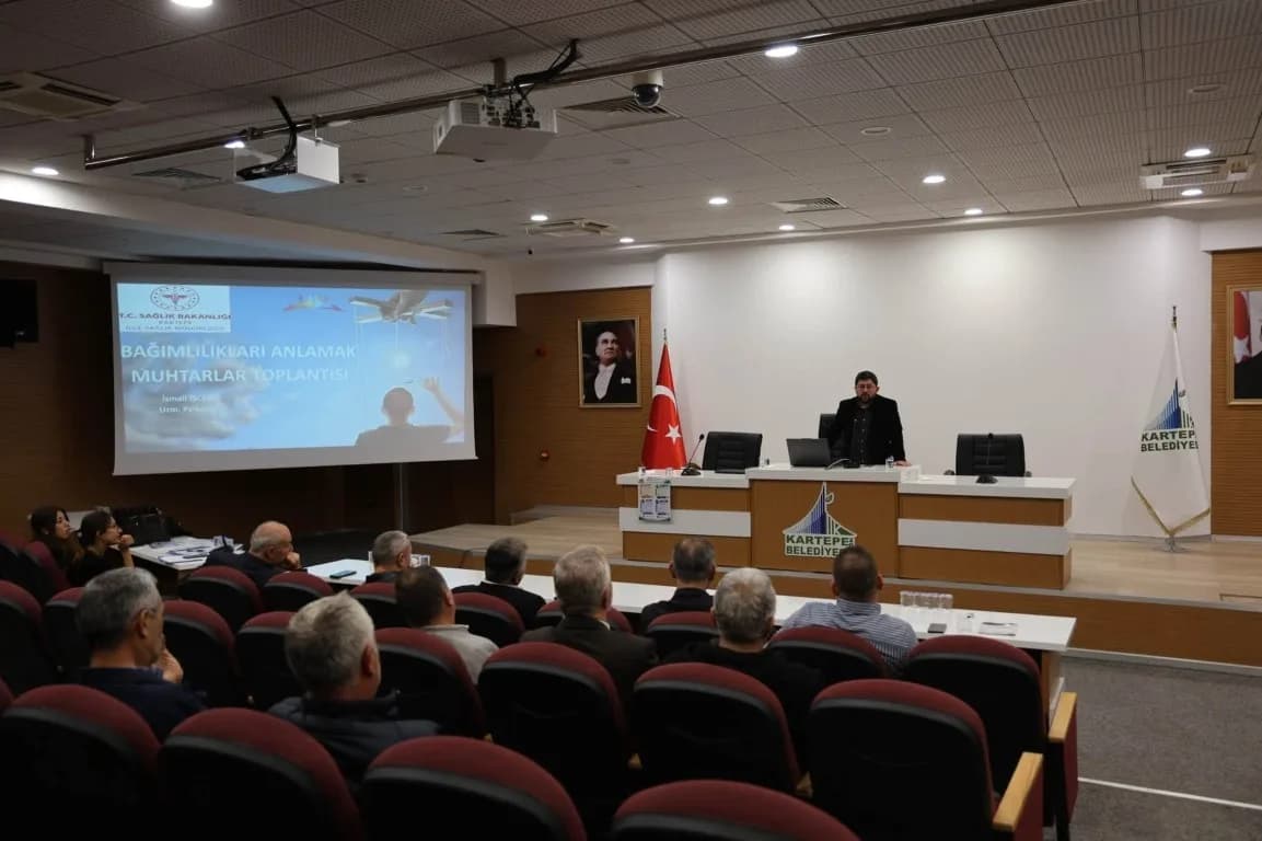 Kartepe’de muhtar ve azalara sağlıklı hayat eğitimi sırasında uzmanların sunum yapması