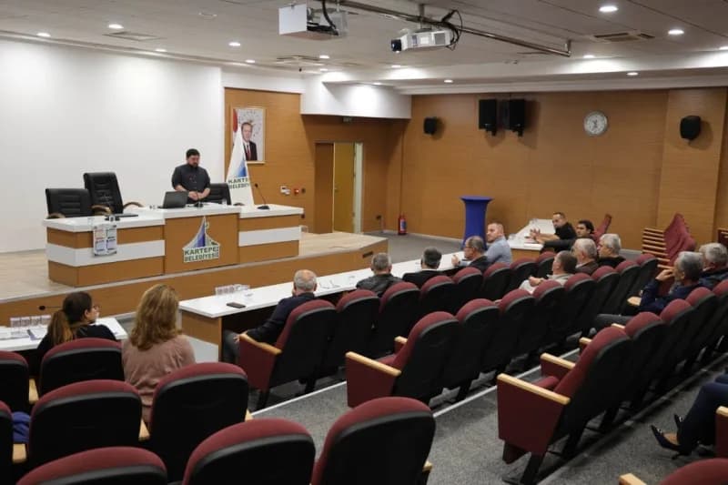 Kartepe’de muhtar ve azalara yönelik düzenlenen Eğitimde Sağlıklı beslenme, bağımlılıkla mücadele, kanser taramalarında