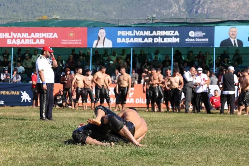 Antalya Büyükşehir Belediyesi Başkan Vekili Büşra Özdemir, Kaş'ta 19 ilçeden gelen kadın muhtarlarla birlikte 19 Ekim Mu