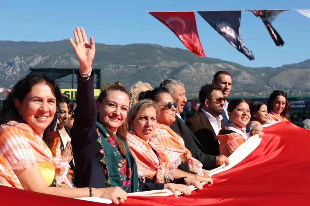 Antalya Büyükşehir Belediyesi Başkan Vekili Büşra Özdemir, Kaş'ta 19 ilçeden gelen kadın muhtarlarla birlikte 19 Ekim Mu