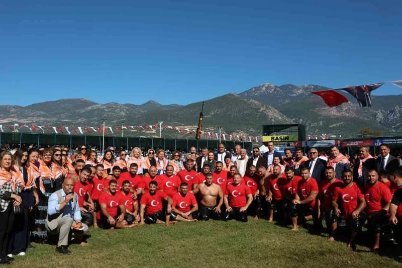 Antalya Büyükşehir Belediyesi Başkan Vekili Büşra Özdemir, Kaş'ta 19 ilçeden gelen kadın muhtarlarla birlikte 19 Ekim Mu