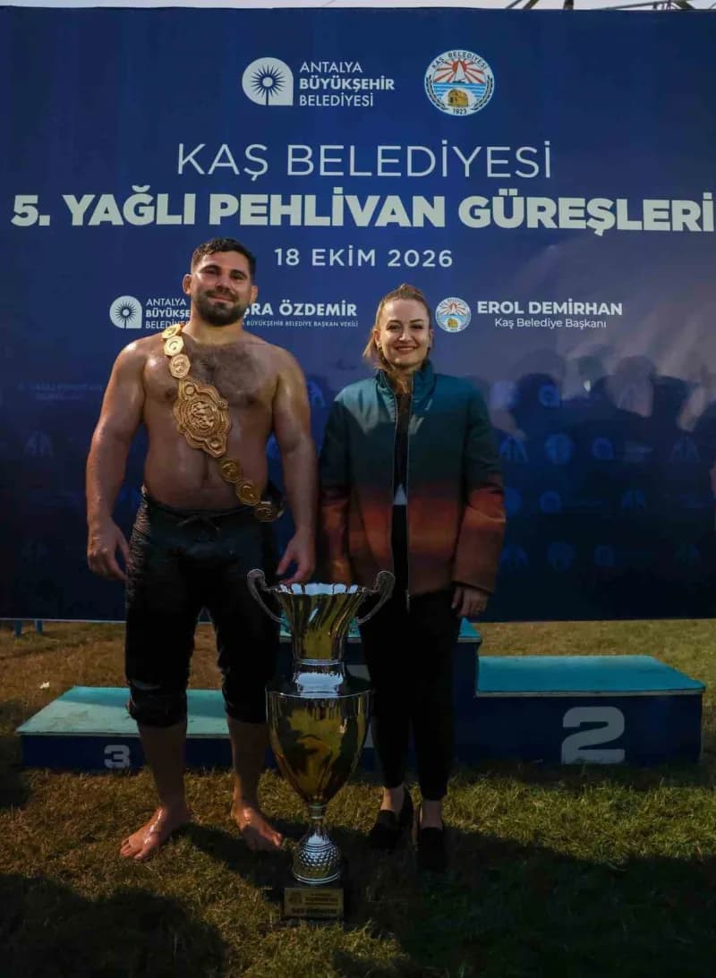 Kaş Yağlı Güreşleri'nin kazananı Erkan Taş oldu