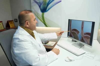 Kasık bölgesinde ağrı hisseden sporcu, sporcu fıtığı belirtileri ve tedavi süreci