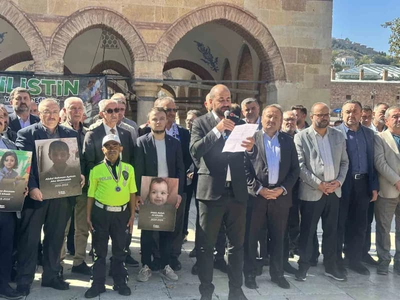 Cuma namazının ardından platform adına konuşan TÜGVA Kastamonu İl Temsilcisi Selim Önen, İsrail'e sürdürdüğü saldırılar