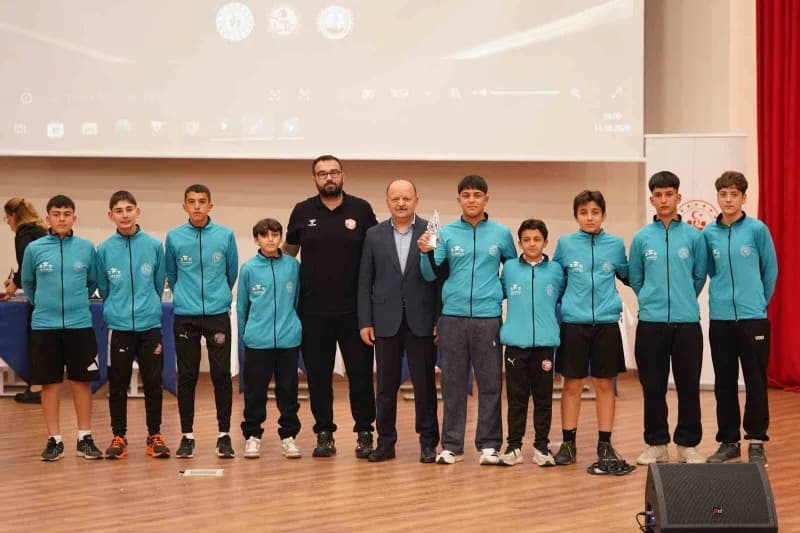 Törende sporculara ödülleri verildi.