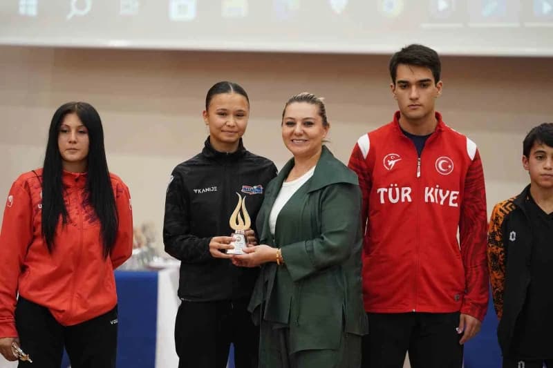 Milletvekili Fatma Serap Ekmekci, sporculara ödüllerini verdi.
