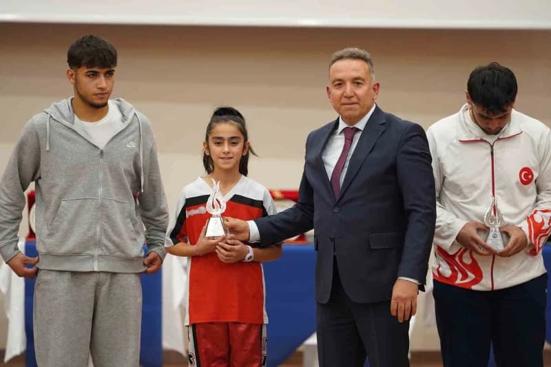 İl Müdürü Sami kuşçu, sporculara ödüllerini verdi.