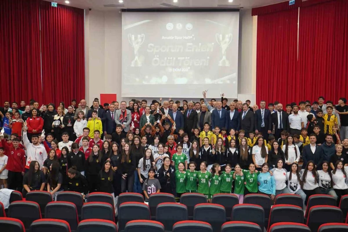 Kastamonu’da Amatör Spor Haftası ödül töreninde sporcular ve yetkililer bir arada