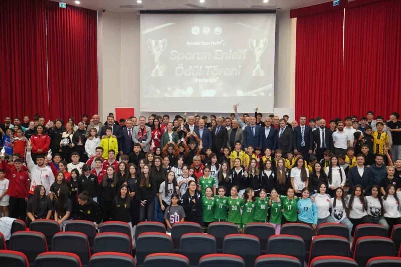 Kastamonu’da Amatör Spor Haftası ödül töreninde sporcular ve yetkililer bir arada