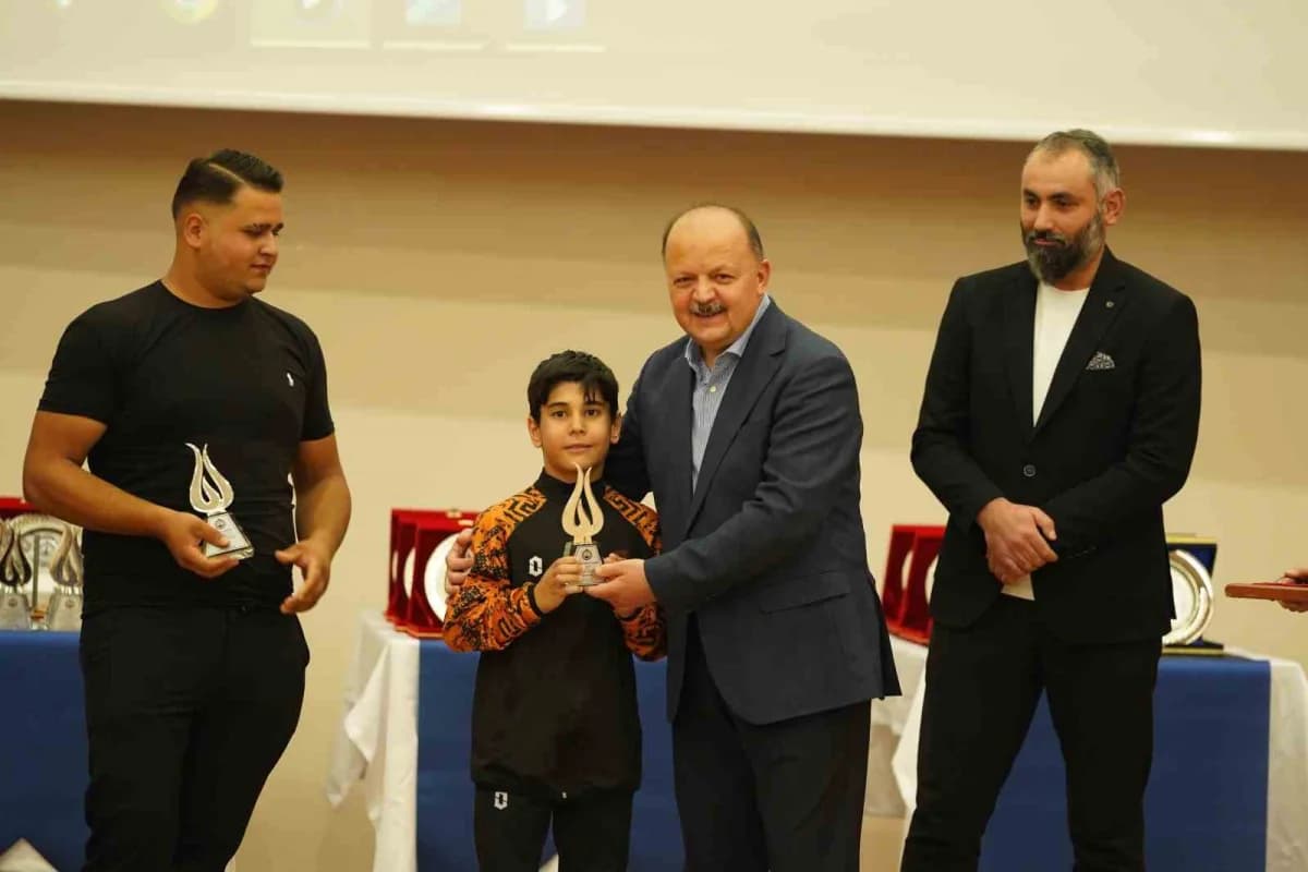 Vali Meftun Dallı, sporculara ödüllerini verdi.
