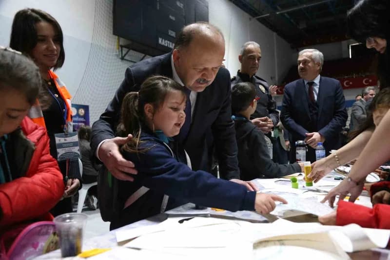 TÜBİTAK 4007 Bilim Şenlikleri Destekleme Programı kapsamında gerçekleştirilen şenlikte, "Yayalar kırmızı çizgimiz" etkin