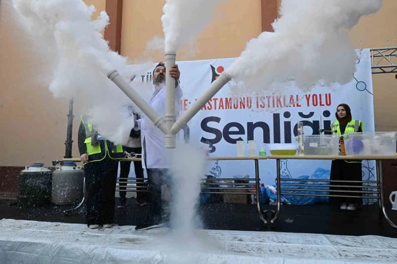Bilim Şenliği alanının dışında da öğrencilerin ve vatandaşların ilgisini çeken çeşitli gösteriler gerçekleştirildi.