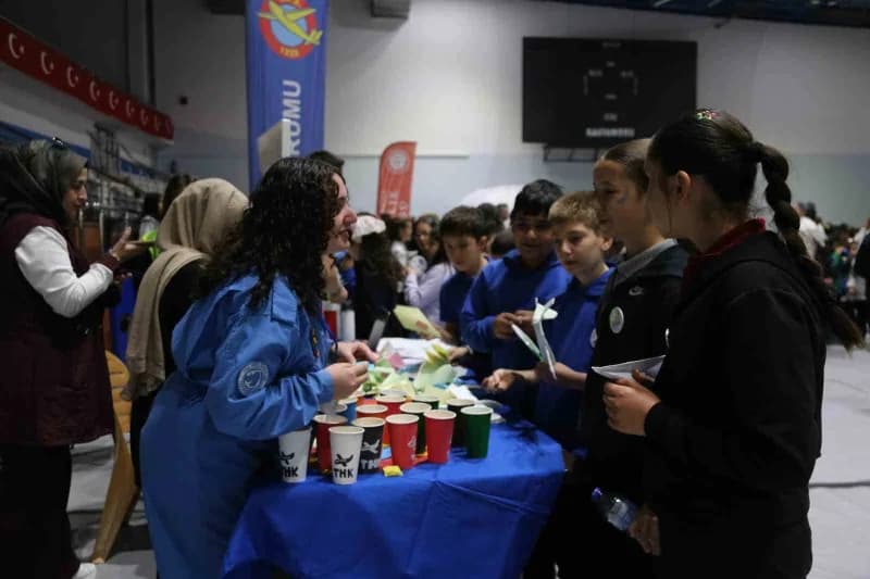 Atatürk Spor Salonu’nda gerçekleştirilen şenlikte öğrenciler, Bilim ve teknolojiyle doğrudan etkileşim kurma fırsatı bul