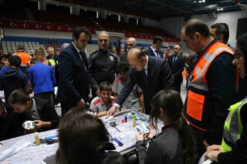 TÜBİTAK 4007 Bilim Şenlikleri Destekleme Programı kapsamında gerçekleştirilen şenlikte, "Yayalar kırmızı çizgimiz" etkin