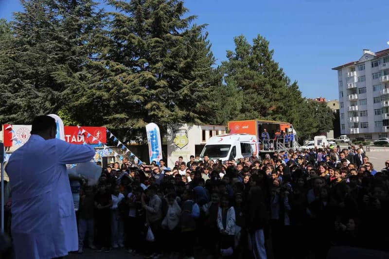 Bilim Şenliği alanının dışında da öğrencilerin ve vatandaşların ilgisini çeken çeşitli gösteriler gerçekleştirildi.