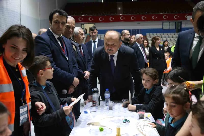 TÜBİTAK 4007 Bilim Şenlikleri Destekleme Programı kapsamında gerçekleştirilen şenlikte, "Yayalar kırmızı çizgimiz" etkin