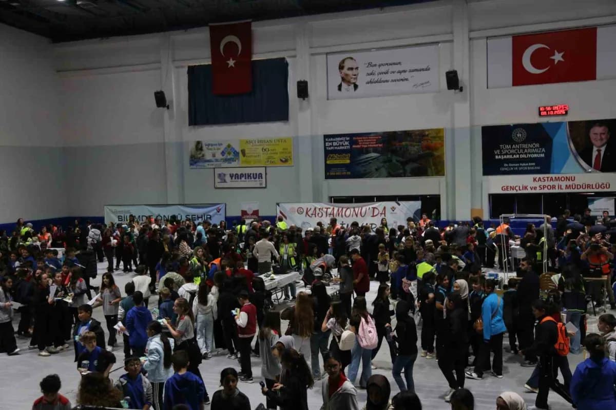 Atatürk Spor Salonu’nda gerçekleştirilen şenlikte öğrenciler, Bilim ve teknolojiyle doğrudan etkileşim kurma fırsatı bul