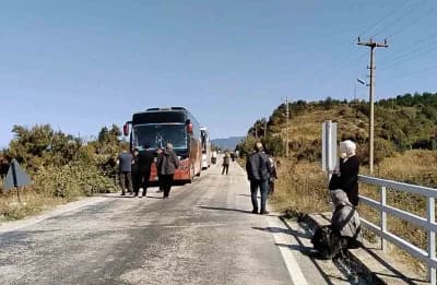 Kastamonu Cide-Bartın kara yolunda heyelan nedeniyle kapalı kalan yol ve alternatif köy yolunda trafik