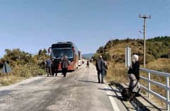 Kastamonu Cide-Bartın kara yolunda heyelan nedeniyle kapalı kalan yol ve alternatif köy yolunda trafik