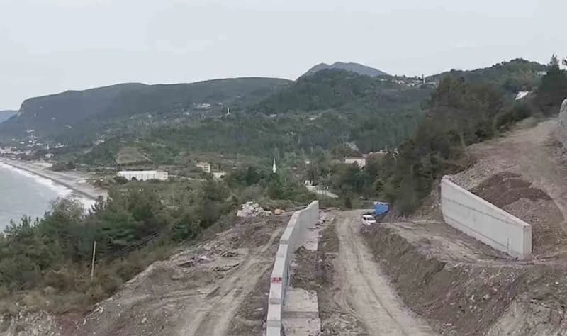Kastamonu’nun Cide ilçesinde heyelan sebebiyle 14 aydır ulaşıma kapalı olan Cide-Bartın kara yolunda ulaşım 5 kilometrel