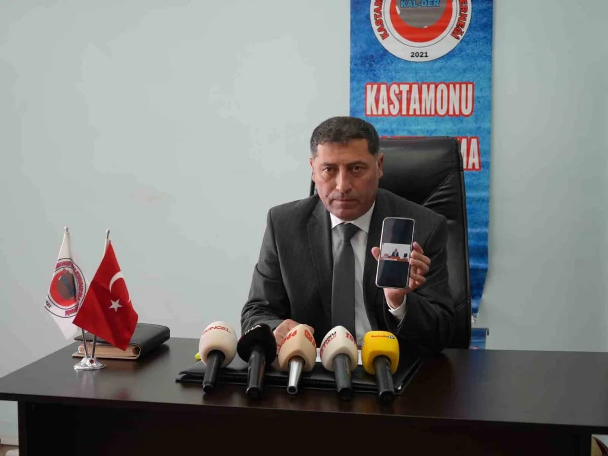 Kastamonu Belediyesi önünde özel hastane ruhsatı ile ilgili basın toplantısı yapan Tugay Civelekoğlu