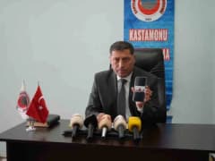 Kastamonu Belediyesi önünde özel hastane ruhsatı ile ilgili basın toplantısı yapan Tugay Civelekoğlu