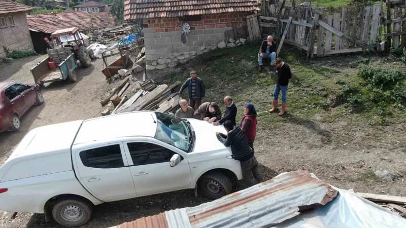 Kastamonu Doğa Koruma ve Milli Park Müdürlüğü (DKMP) ekipleri, ahırda incelemelerde bulunarak aile ile görüştü.